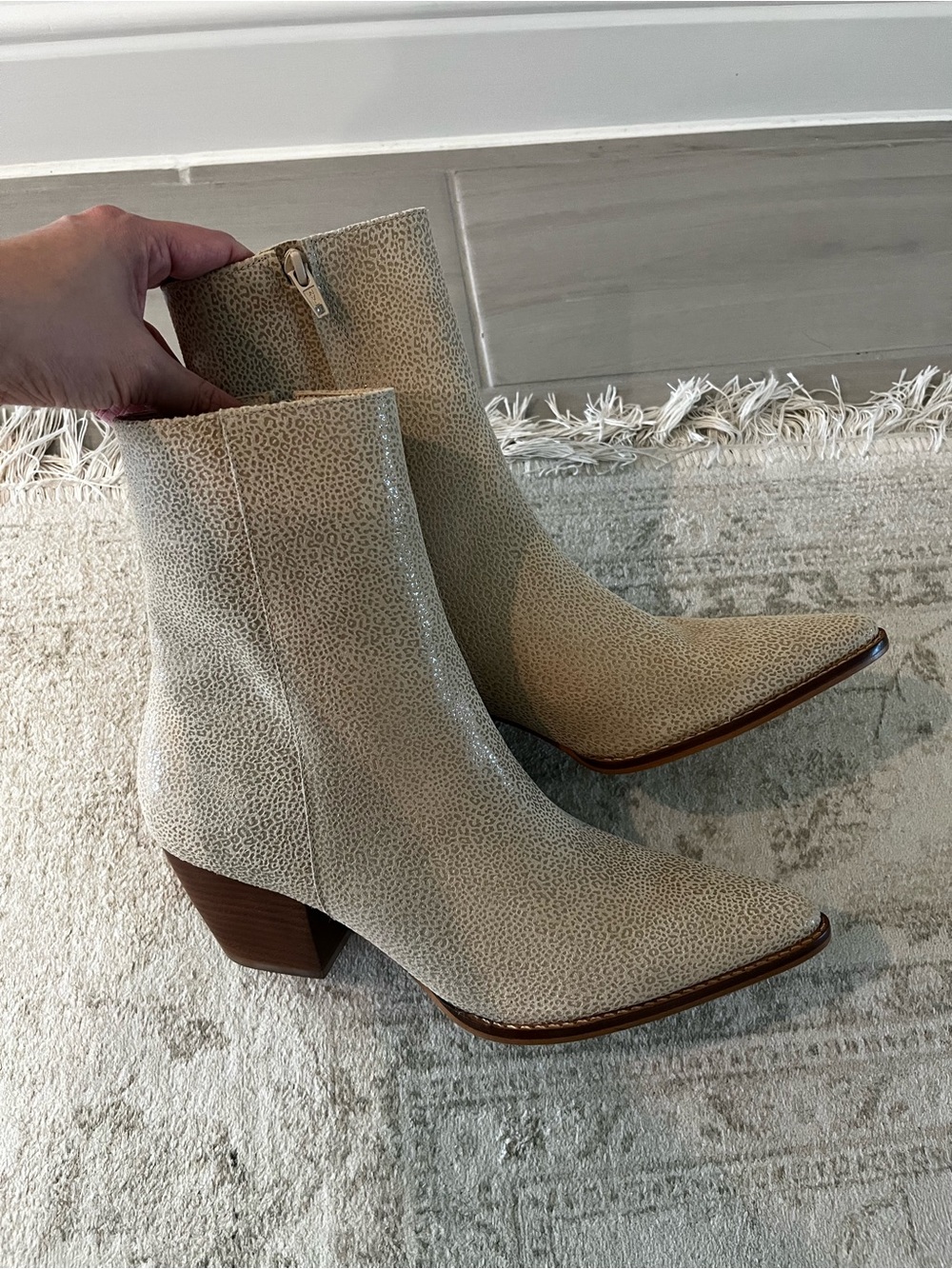 Matisse cream mini leopard print Textured Point Toe Ankle Boots size 9.5